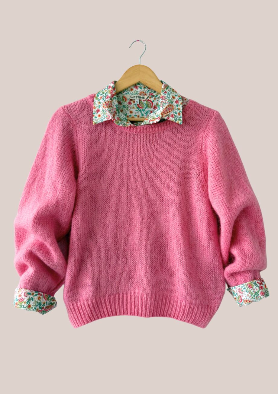 Pull rose femme senior Pascaline superposé à une chemise forESTIME. Ensemble chic et moderne pour une élégance intemporelle. - forESTIME