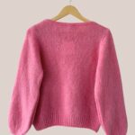 Pull rose femme senior avec col rond et manches structurées. Coupe droite élégante, coloris rose poudré lumineux. - forESTIME