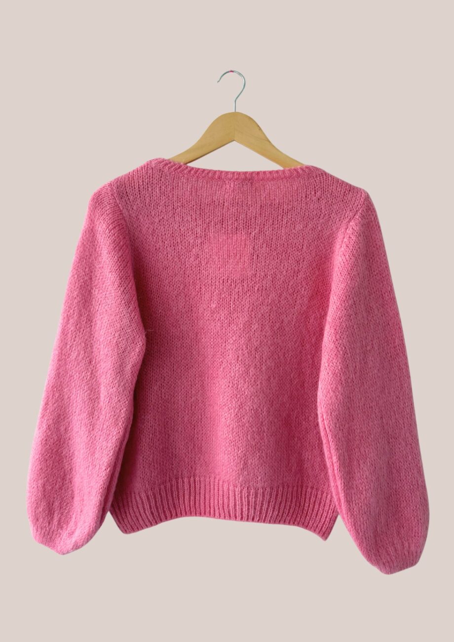 Pull rose femme senior avec col rond et manches structurées. Coupe droite élégante, coloris rose poudré lumineux. - forESTIME