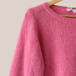 Détail du tricotage serré et de la texture douce du pull rose. Maille premium non irritante pour peaux sensibles. - forESTIME