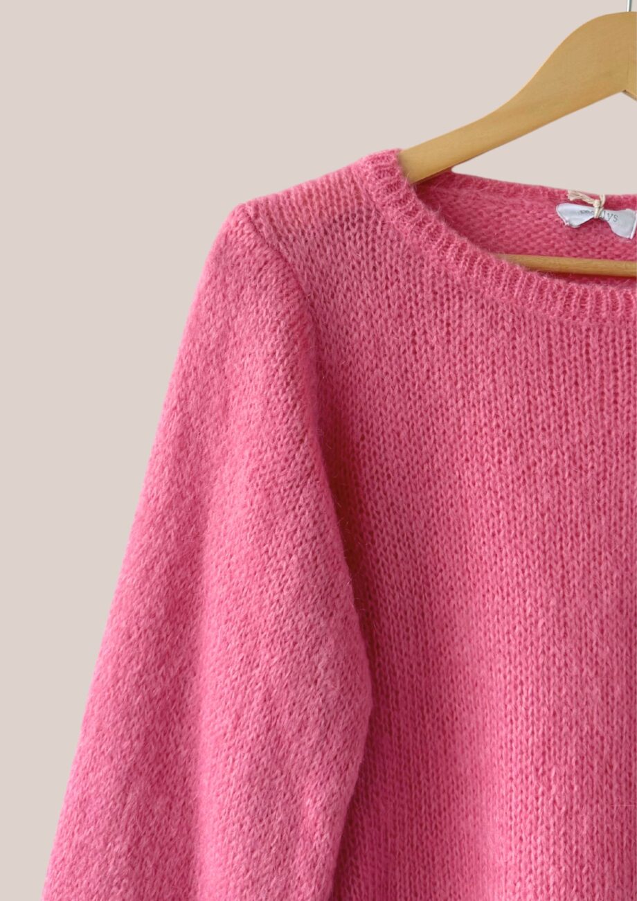 Détail du tricotage serré et de la texture douce du pull rose. Maille premium non irritante pour peaux sensibles. - forESTIME