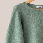Détail de la maille douce et du bord-côte du pull vert amande pour senior. - forESTIME