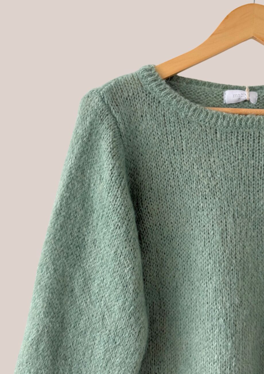 Détail de la maille douce et du bord-côte du pull vert amande pour senior. - forESTIME