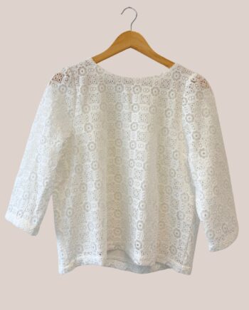 Blouse blanche en dentelle pour femme senior modèle Calia de face - forESTIME