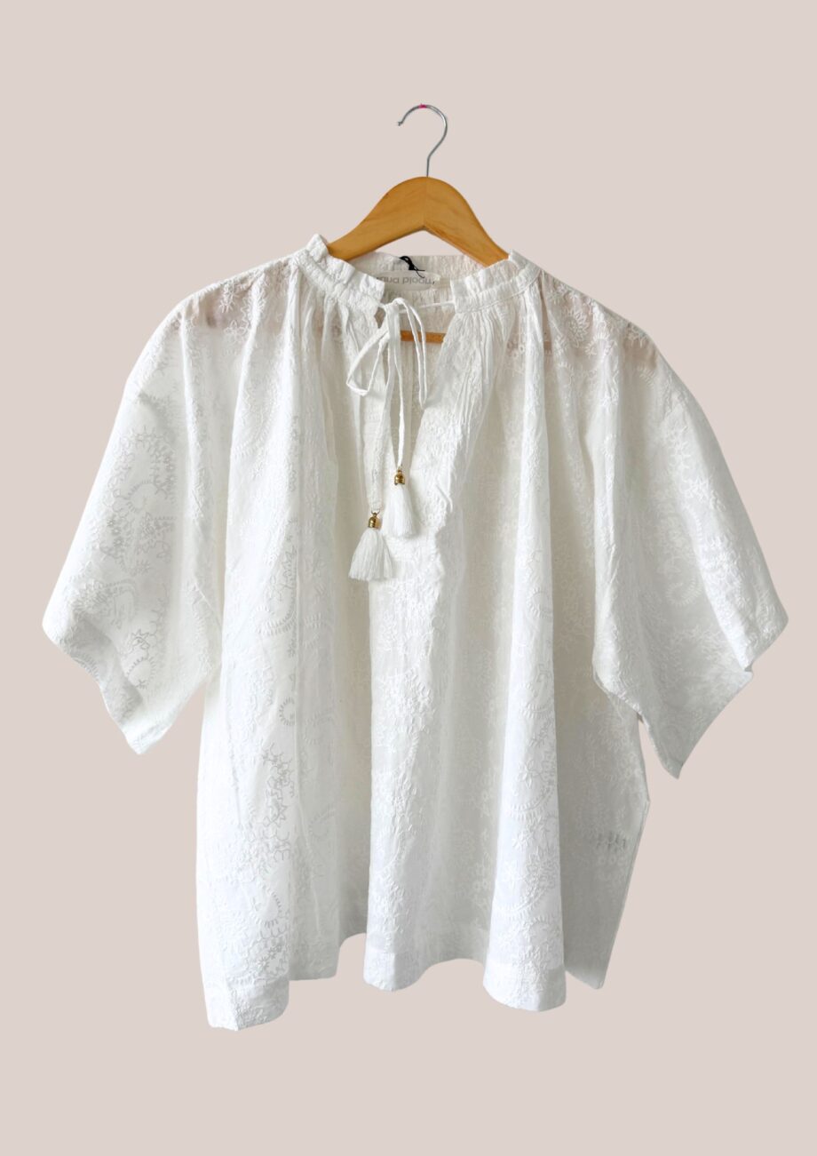 Blouse blanche Catharina pour femme senior, col froncé à pompons, broderies fleurs, coupe évasée grande taille - forESTIME