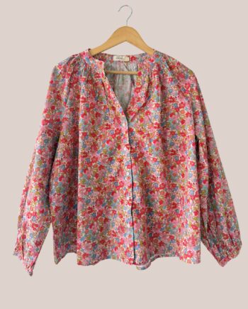 Chemise boutonnée à manches longues pour femme senior, motif petites fleurs roses, rouges et bleues sur fond blanc - forESTIME