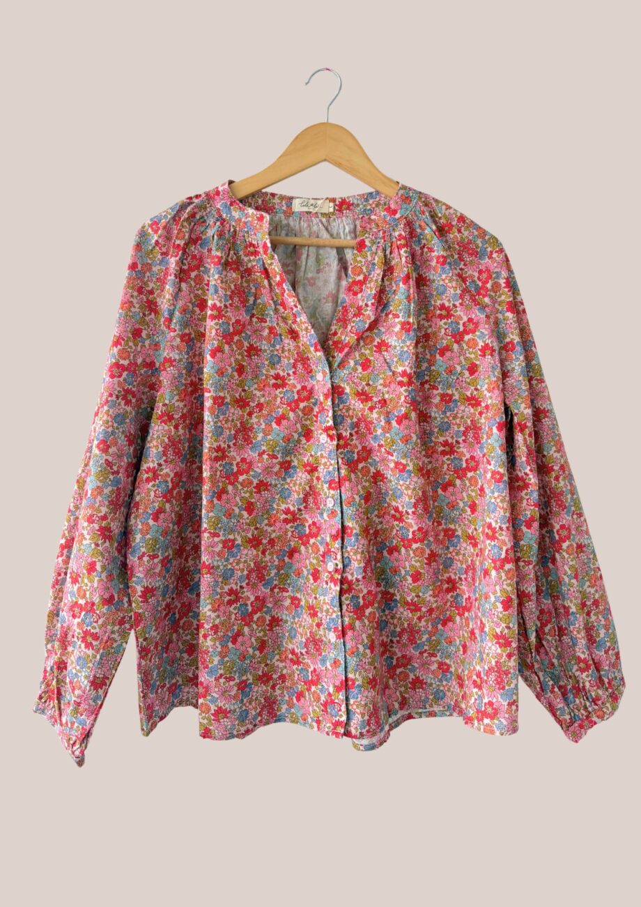 Chemise boutonnée à manches longues pour femme senior, motif petites fleurs roses, rouges et bleues sur fond blanc - forESTIME