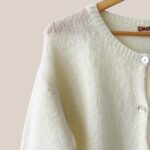 Détail maille et boutons du gilet blanc femme senior Gayana - forESTIME