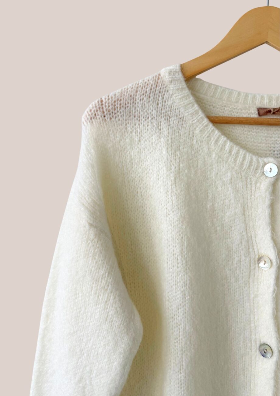 Détail maille et boutons du gilet blanc femme senior Gayana - forESTIME