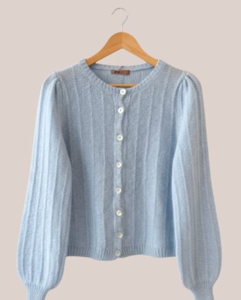 Gilet Gary bleu ciel pour femme senior en maille douce à manches bouffantes. - forESTIME