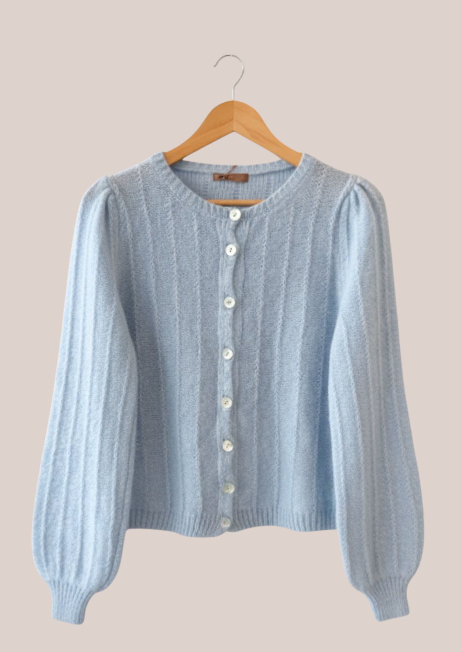 Gilet Gary bleu ciel pour femme senior en maille douce à manches bouffantes. - forESTIME