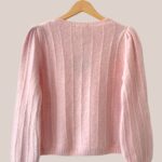 Gilet Gary rose poudré pour femme senior en maille douce avec boutons et manches bouffantes. - forESTIME