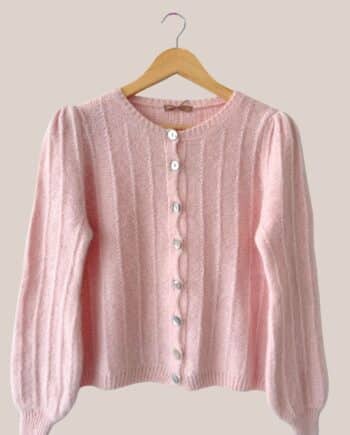 Gilet Gary rose poudré pour femme senior en maille douce avec boutons et manches bouffantes. - forESTIME
