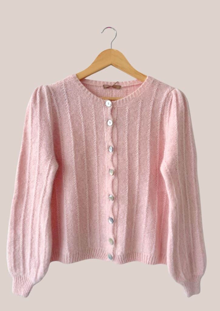 Gilet Gary rose poudré pour femme senior en maille douce avec boutons et manches bouffantes. - forESTIME