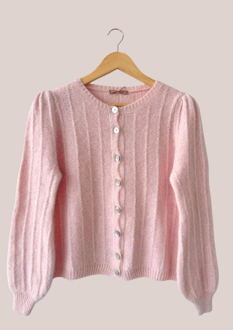 Gilet Gary rose poudré pour femme senior en maille douce avec boutons et manches bouffantes. - forESTIME