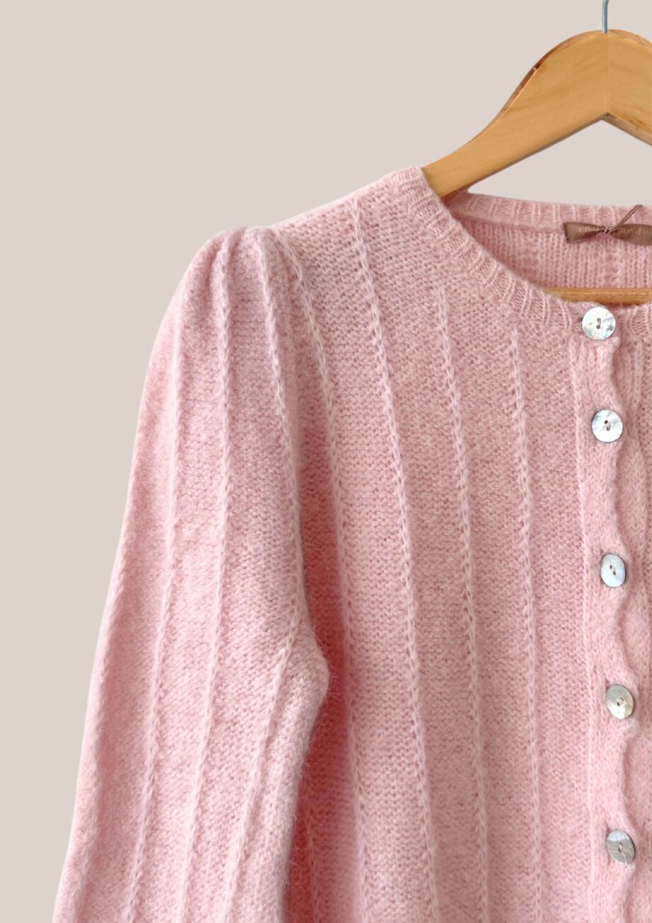 Détail de la maille douce et des finitions du gilet rose poudré pour personne âgée. - forESTIME