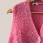 Détail de la maille douce et des boutons du gilet rose senior - forESTIME