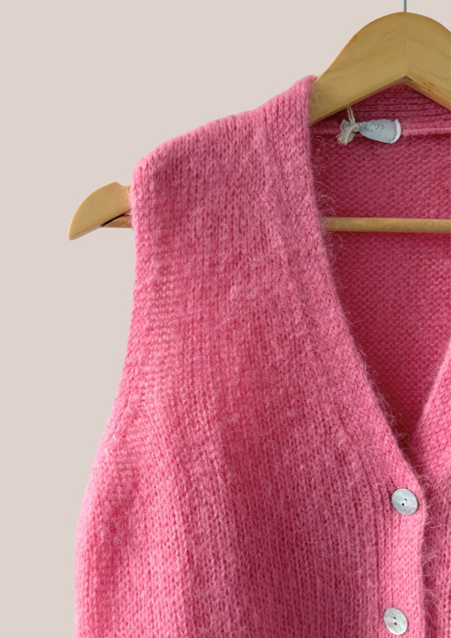 Détail de la maille douce et des boutons du gilet rose senior - forESTIME