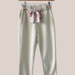 Pantalon beige femme senior avec taille élastiquée et ceinture fleurie amovible - forESTIME
