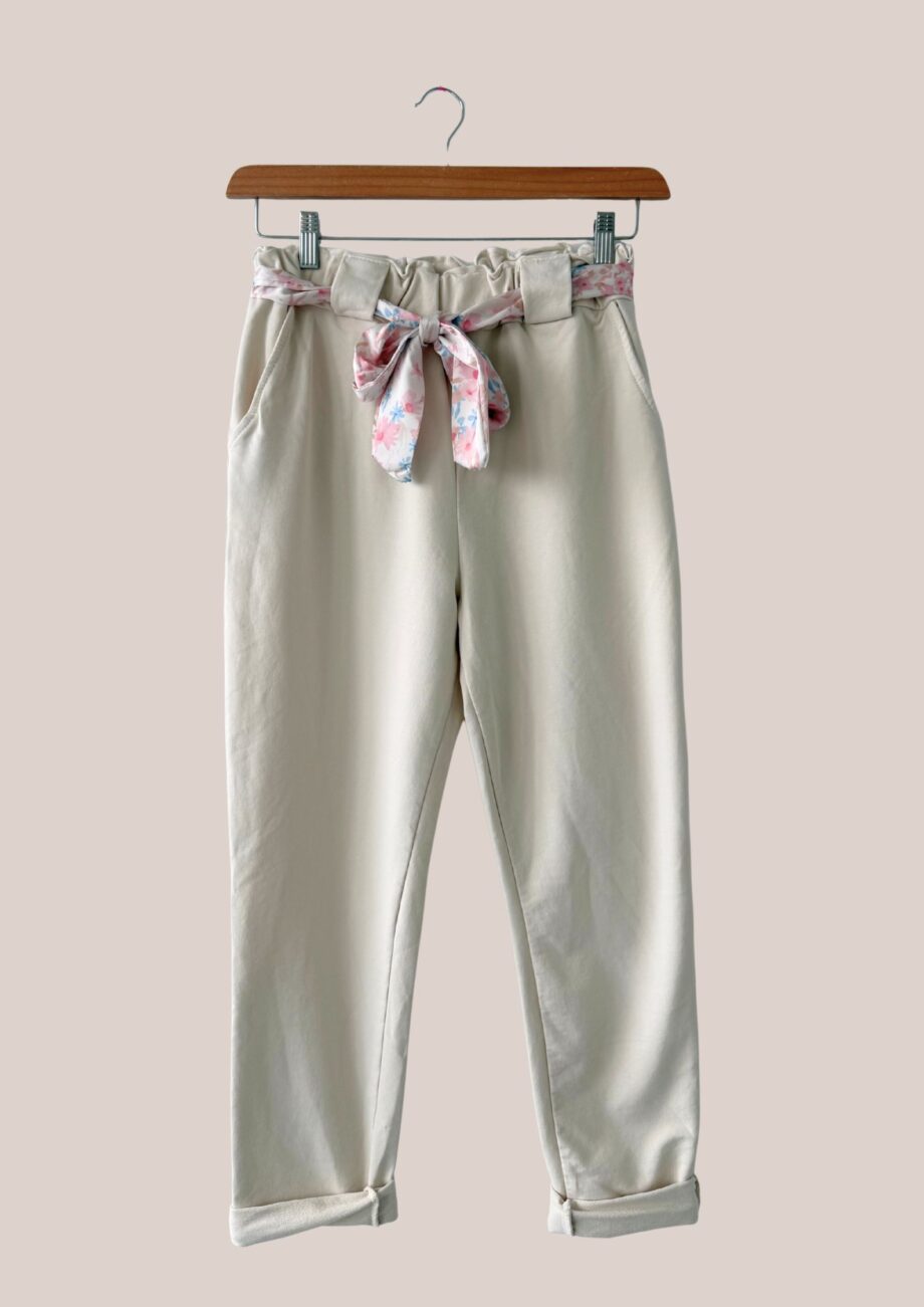 Pantalon beige femme senior avec taille élastiquée et ceinture fleurie amovible - forESTIME