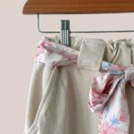 Zoom sur le Pantalon beige femme senior avec taille élastiquée et ceinture fleurie amovible - forESTIME