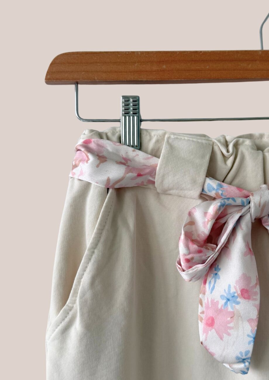Zoom sur le Pantalon beige femme senior avec taille élastiquée et ceinture fleurie amovible - forESTIME