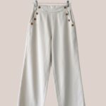 Pantalon beige clair femme senior avec taille élastiquée et boutons décoratifs - forESTIME
