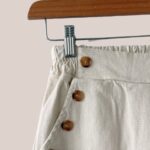 Détail de la matière et des finitions du pantalon beige clair femme senior - forESTIME