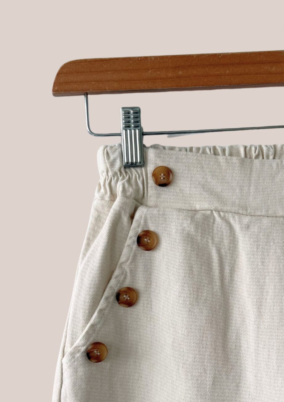 Détail de la matière et des finitions du pantalon beige clair femme senior - forESTIME