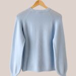 Pull Adélie bleu ciel en maille baby alpaga pour femme senior avec boutons nacre - forESTIME
