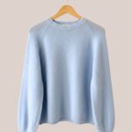Pull Adélie bleu ciel en maille baby alpaga pour femme senior avec boutons nacre - forESTIME