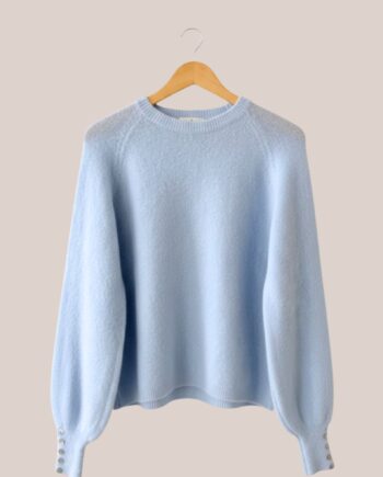 Pull Adélie bleu ciel en maille baby alpaga pour femme senior avec boutons nacre - forESTIME