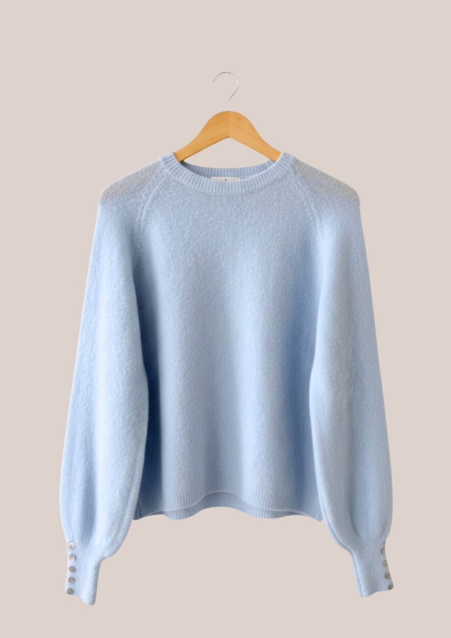 Pull Adélie bleu ciel en maille baby alpaga pour femme senior avec boutons nacre - forESTIME