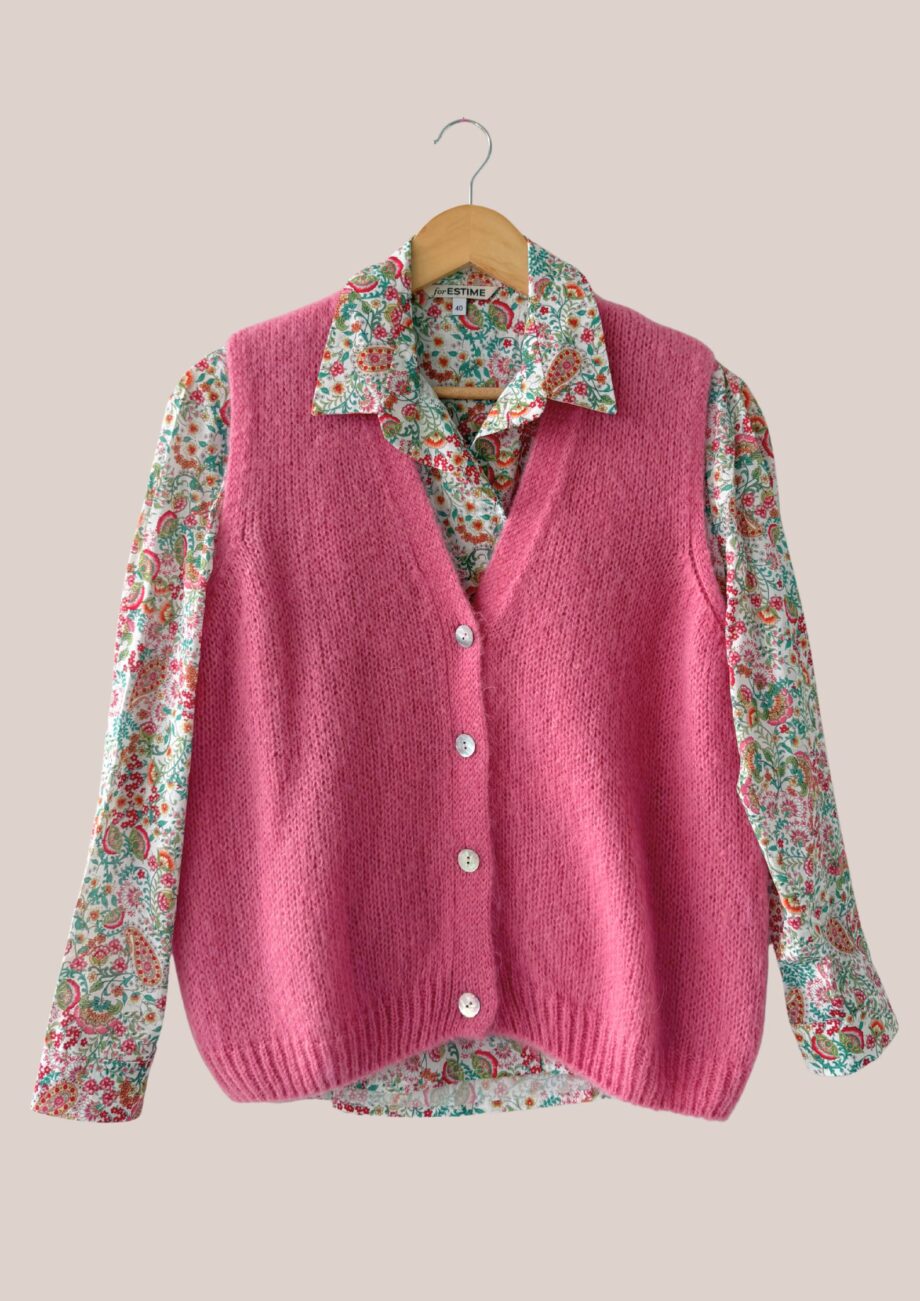 Gilet sans manches rose femme senior Gwendoline porté sur un chemisier - forESTIME