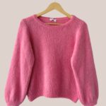 Pull rose femme senior avec col rond et manches structurées. Coupe droite élégante, coloris rose poudré lumineux. - forESTIME