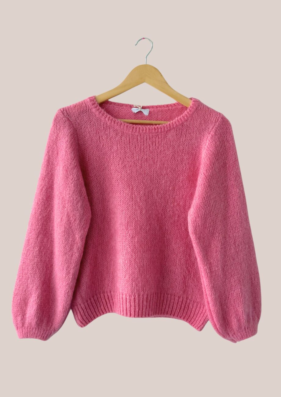 Pull rose femme senior avec col rond et manches structurées. Coupe droite élégante, coloris rose poudré lumineux. - forESTIME