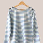 Tee-shirt manches longues Telly, marinière femme senior bleu ciel et écru, col bateau et boutons aux épaules - forESTIME
