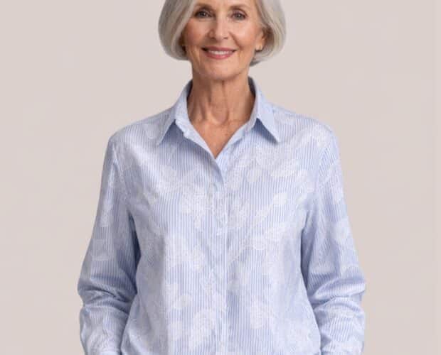 chemisier senior rayé ciel fleurs blanches porté par une femme avec fermeture magnétique - forESTIME