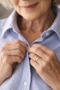 personne atteinte de Parkinson difficulté boutonner chemise