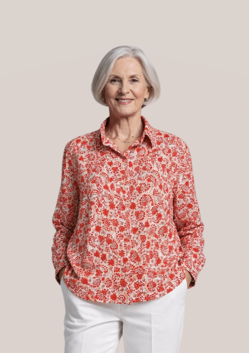 Femme senior portant une chemise rose rouge à fermetures aimantées fabriquée en France.