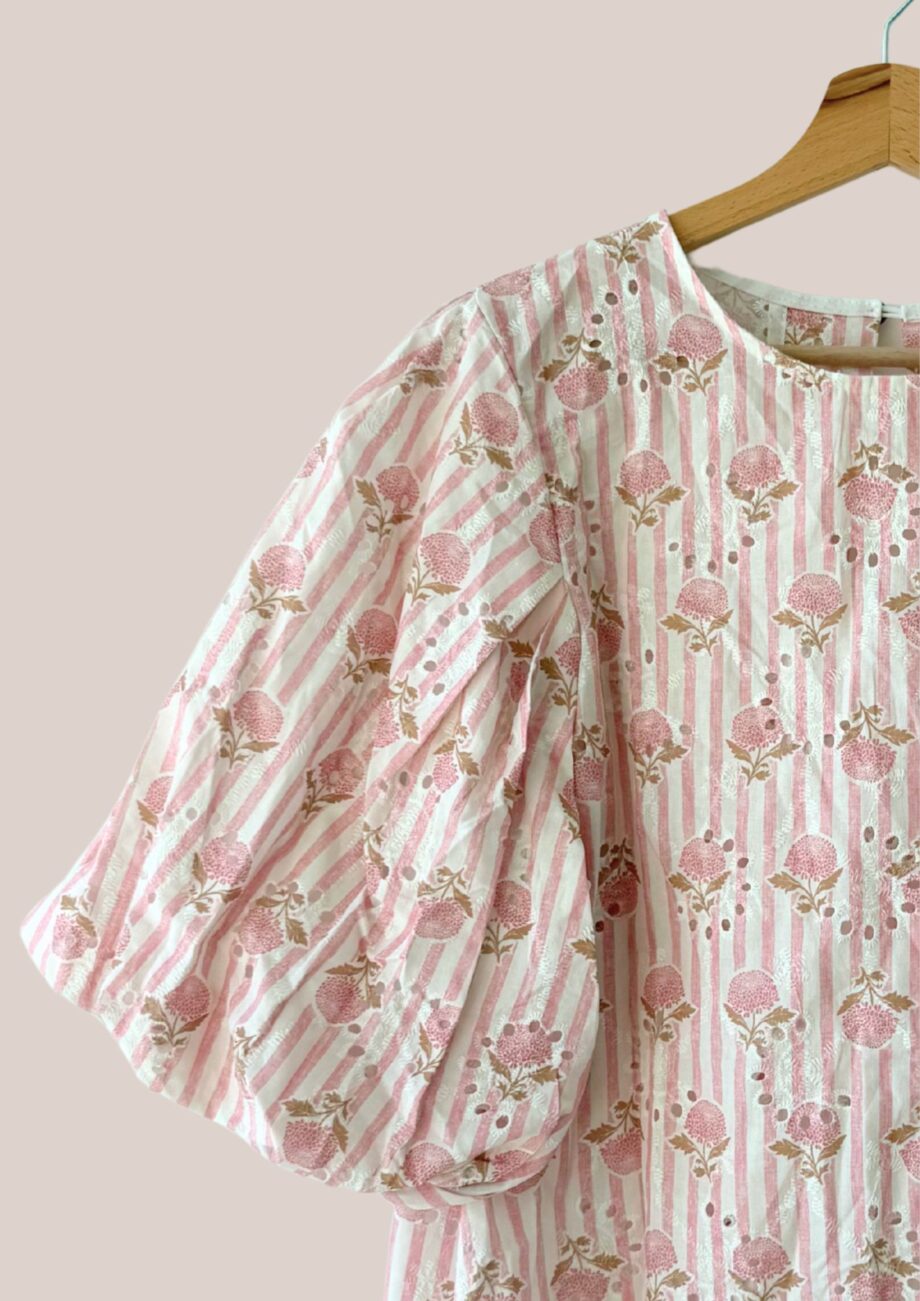Zoom sur la Blouse Cécilia en coloris rose idéal pour femme senior - forESTIME