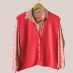 Gilet sans manches senior corail coupe large à boutons modèle Gwen avec chemisier Charlotte imprimé rose - forESTIME