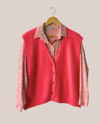 Gilet sans manches senior corail coupe large à boutons modèle Gwen avec chemisier Charlotte imprimé rose - forESTIME
