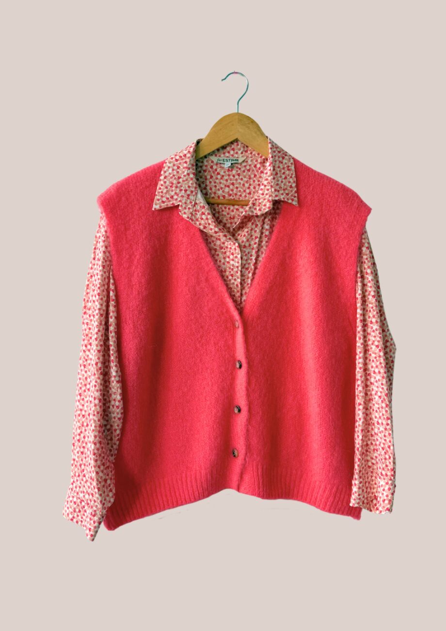 Gilet sans manches senior corail coupe large à boutons modèle Gwen avec chemisier Charlotte imprimé rose - forESTIME