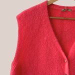 Détail de la maille douce et des boutons du gilet sans manches senior - forESTIME