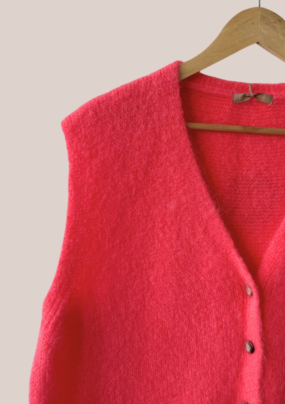 Détail de la maille douce et des boutons du gilet sans manches senior - forESTIME