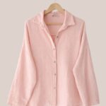 Chemisier Cassandre coloris rose poudré, idéal pour femme senior