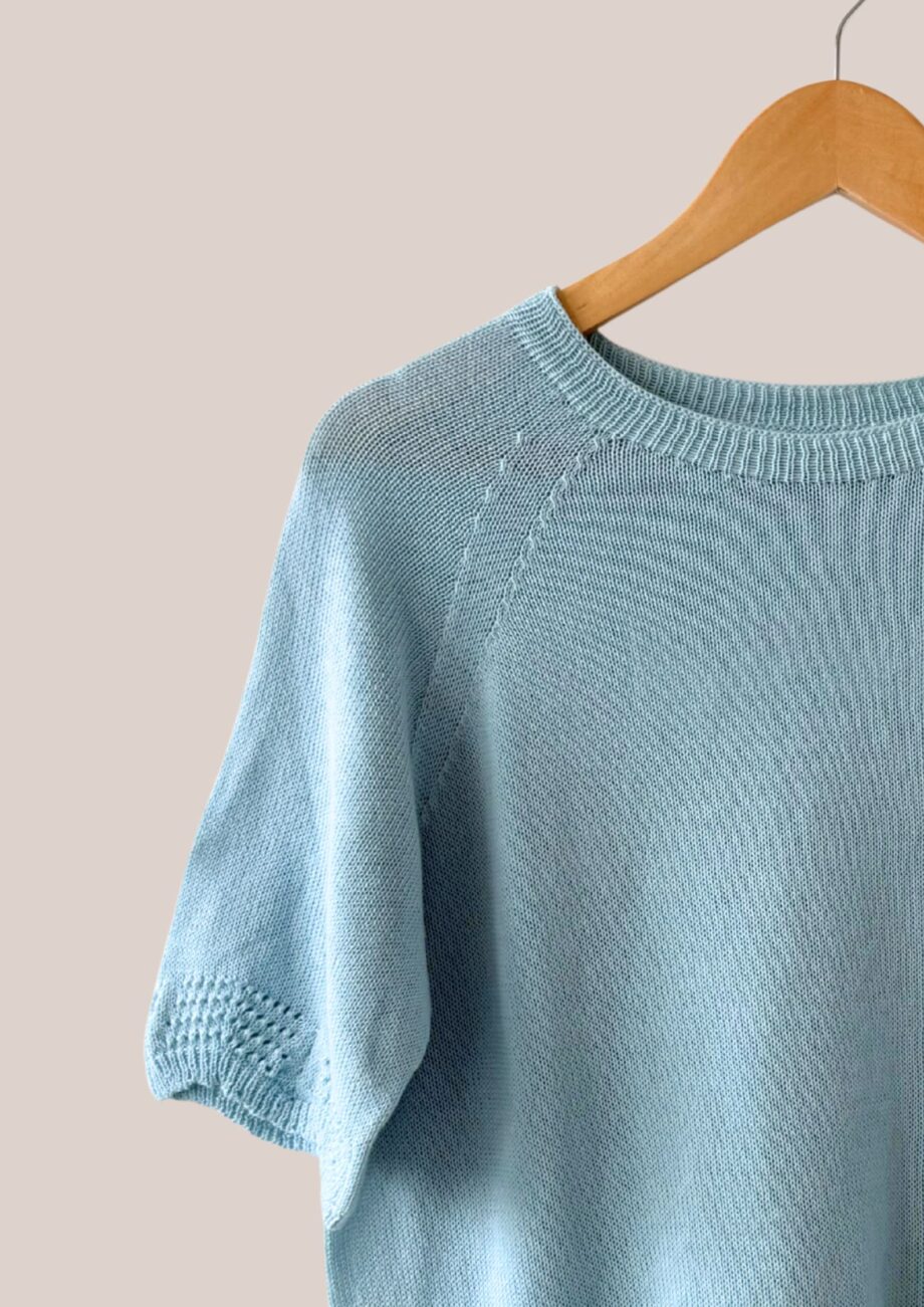Pull manches courtes, femme senior en coloris bleu ciel