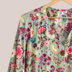 Zoom sur la robe Romy coloris vert idéal pour femme senior qui recherche du confort - forESTIME