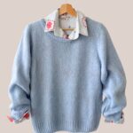 Pull bleu ciel femme senior modèle Pascaline porté avec un chemisier charlotte bleu imprimé rouge - forESTIME